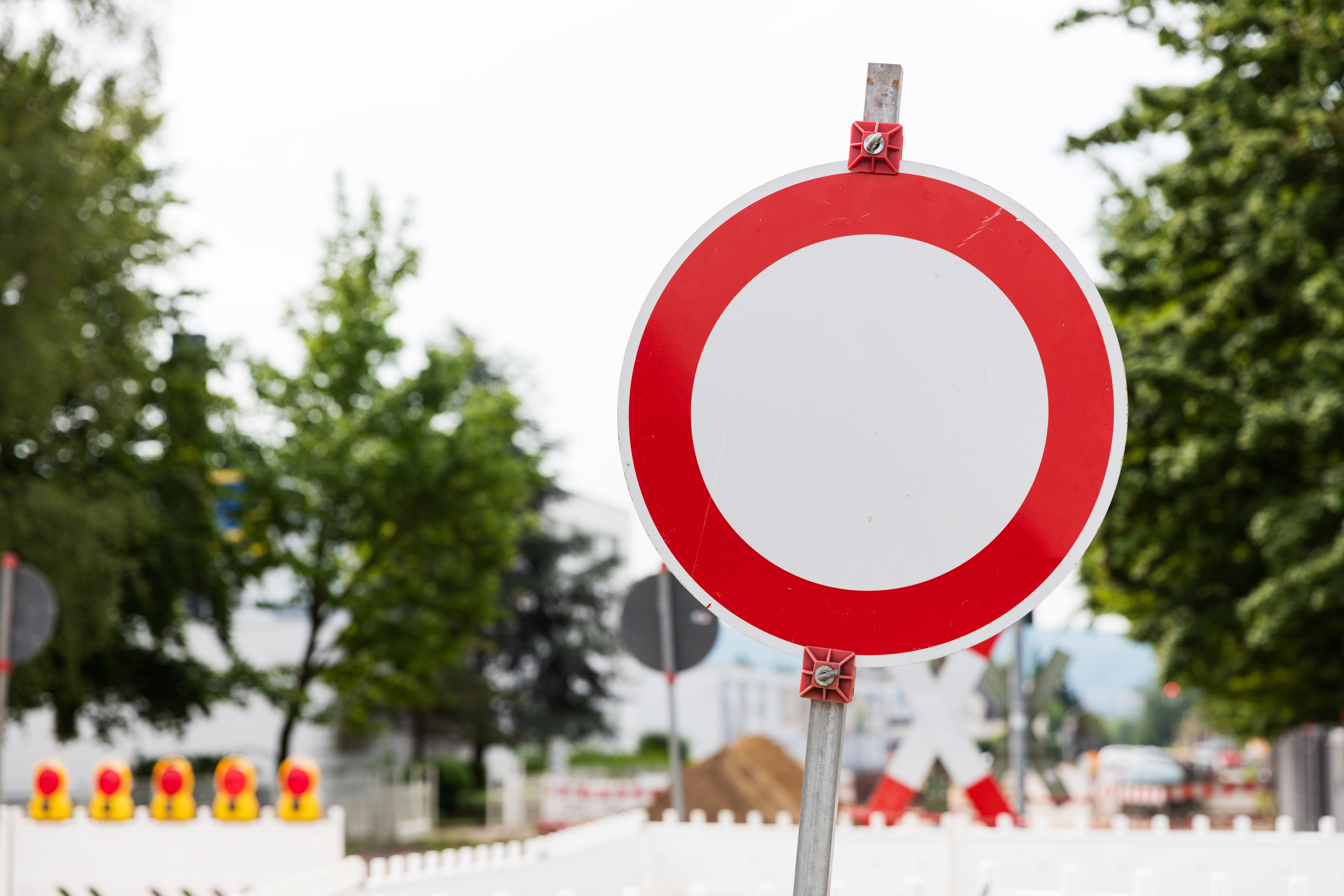 Symbolbild Baustelle Verkehrsschild "Durchfahrt verboten" an einer Baustelle