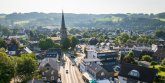Drohnenaufnahme der Hauptstraße der Stadt Overath mit Blick Richtung St. Walburga