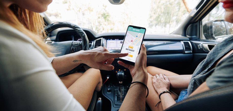 Driver accepting car sharing request