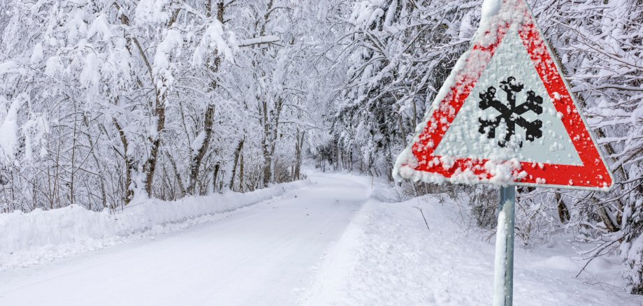 Schneefall und Glätte auf der Straße