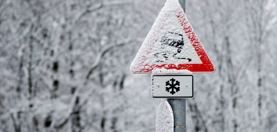 warning sign danger of skidding, snow covered in winter, Munich, Bavaria, Germany warning sign danger of skidding, snow covered in winter, Munich, Bavaria, Germany