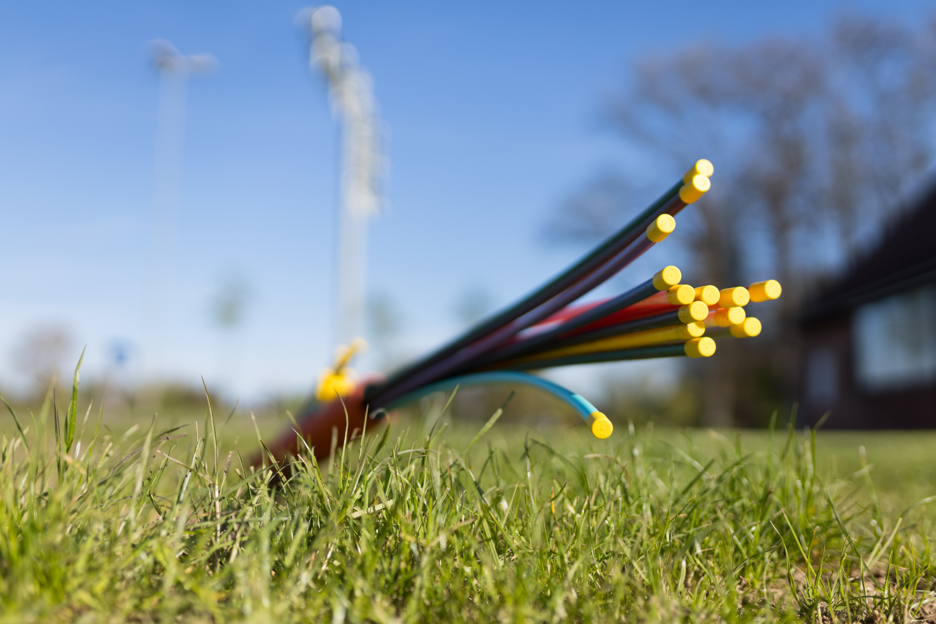 Glasfaserkabel schauen aus der Erde