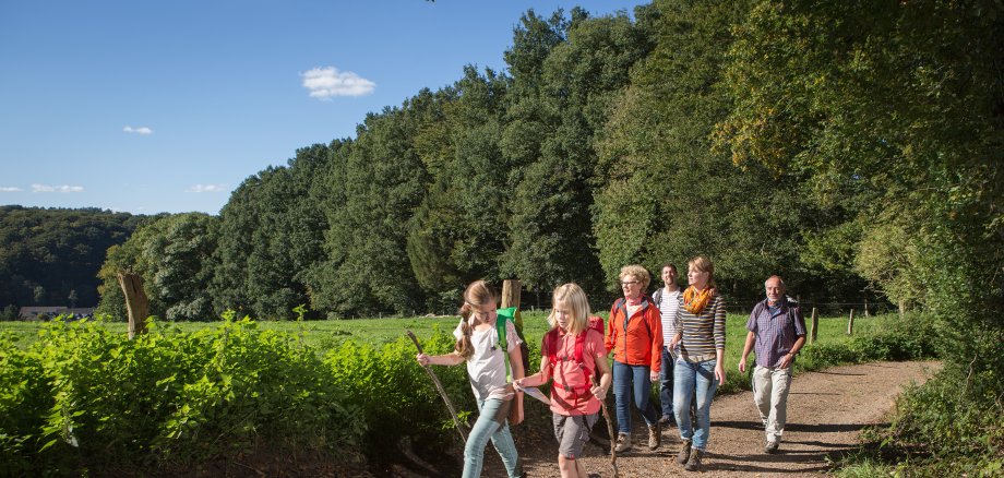 Eine Familie wandert bei Sonnenschein