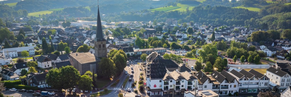 Drohnenaufnahme der Stadt Overath mit Blick auf St. Walburga