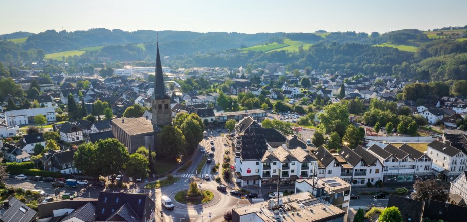Drohnenaufnahme der Stadt Overath mit Blick auf St. Walburga