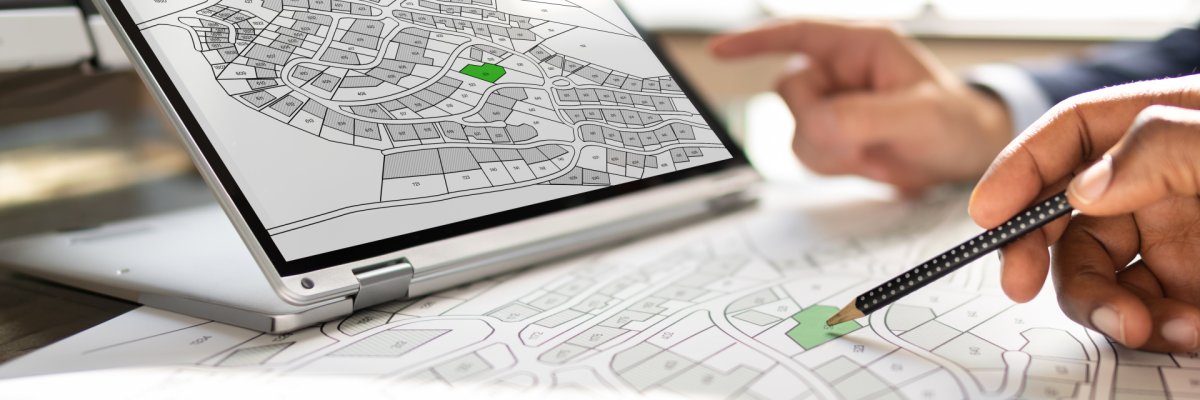 Ein Bauplan wird auf einem Tablet abgeglichen