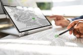 Ein Bauplan wird auf einem Tablet abgeglichen