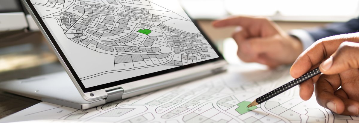 Ein Bauplan wird auf einem Tablet abgeglichen