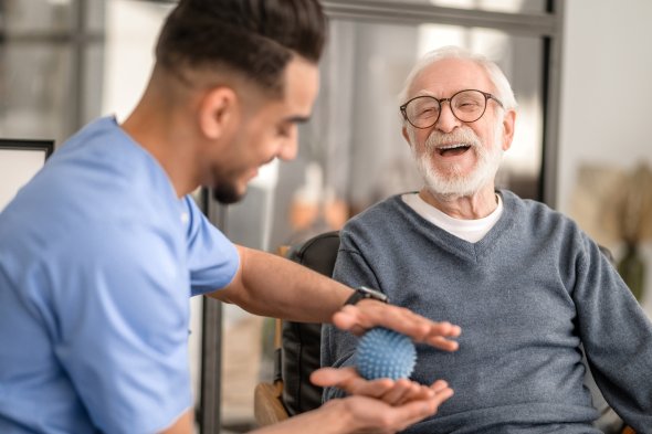 Ein Patient wird von einer Pflegekraft betreut. Ein Senior wird von einer Pflegekraft betreut.