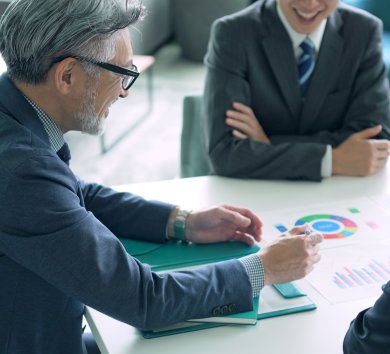 Älterer Mann in einer Besprechung