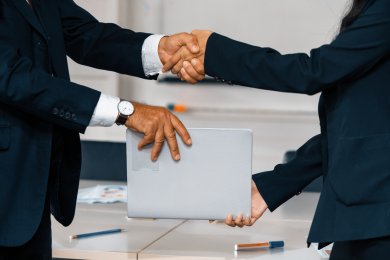 Jemand übergibt ein Tablet