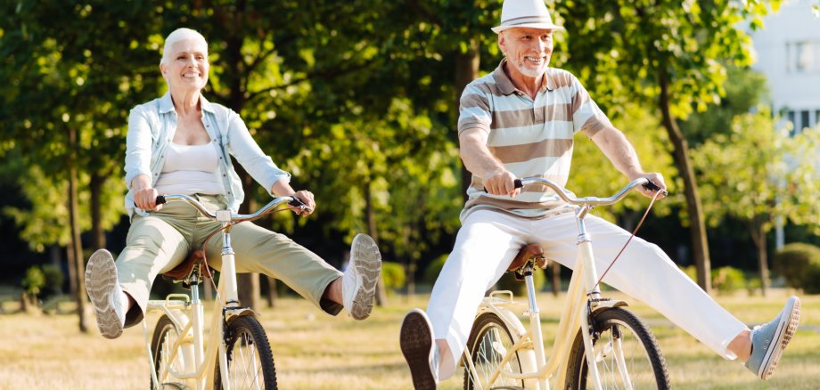 Älteres Ehepaar beim Radfahren