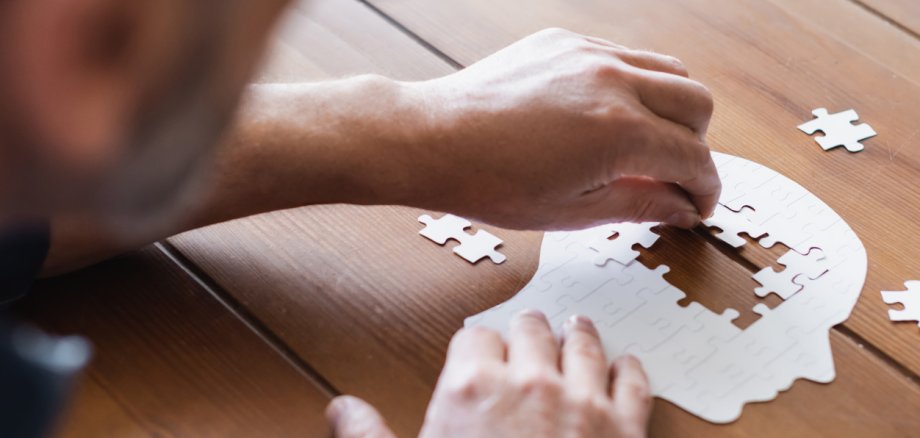 Ein Mann setzt ein Puzzel zusammen