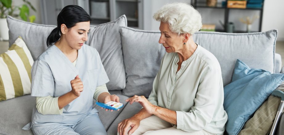 Eine ältere Dame bekommt eine Einweisung in ihre Medikamte
