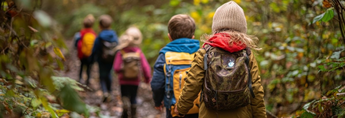 Ein offenes Buch vor einer Weltkugel