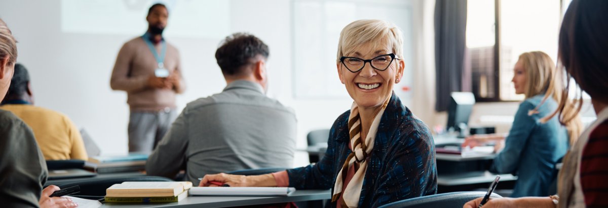 Ein Besprechungsraum mit Personen