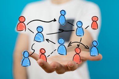 Bunte Strichmännchen auf einer Scheibe