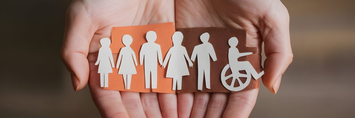 Zwei offene Hände halten einen Papierstreifen mit fünf weißen Menschenfiguren, darunter eine Person im Rollstuhl.