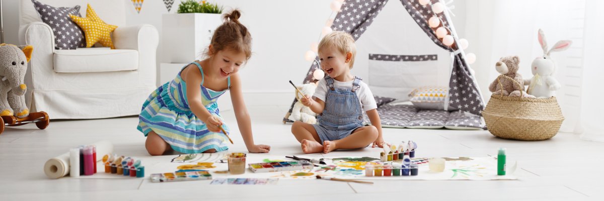Ein Mädchen und ein Junge im Kinderzimmer am malen