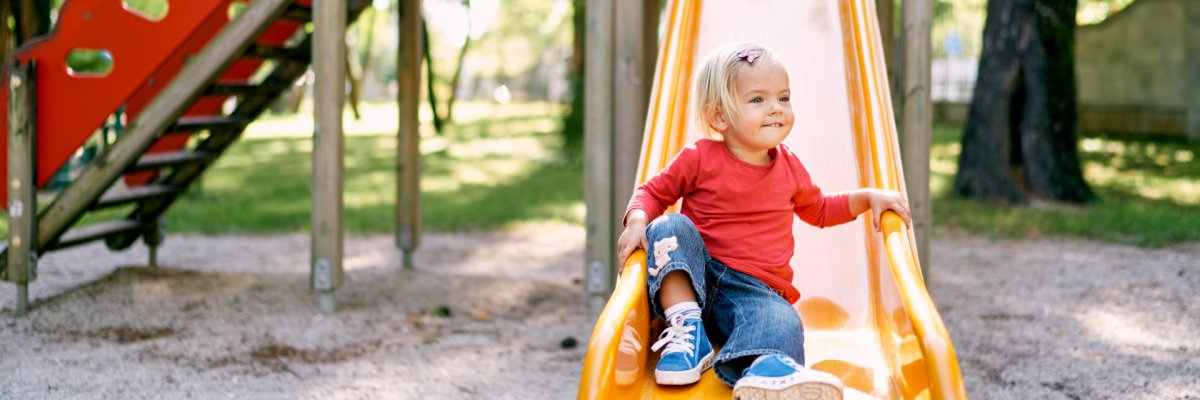 Ein Kind auf einem Spielplatz das rutscht