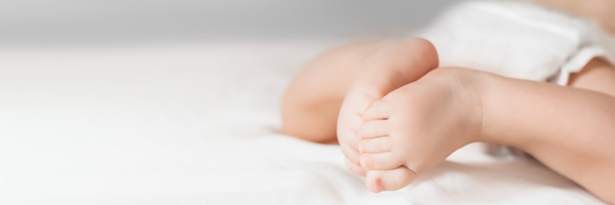 Babyfüße Nahaufnahme von Babyfüßen auf einer weißen Unterlage.