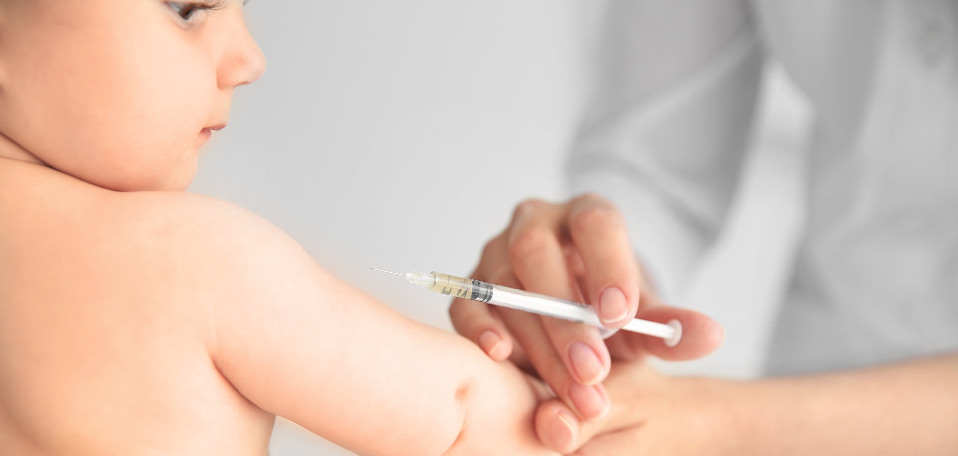 Impfung eines Babys Nahaufnahme Baby während der Impfung