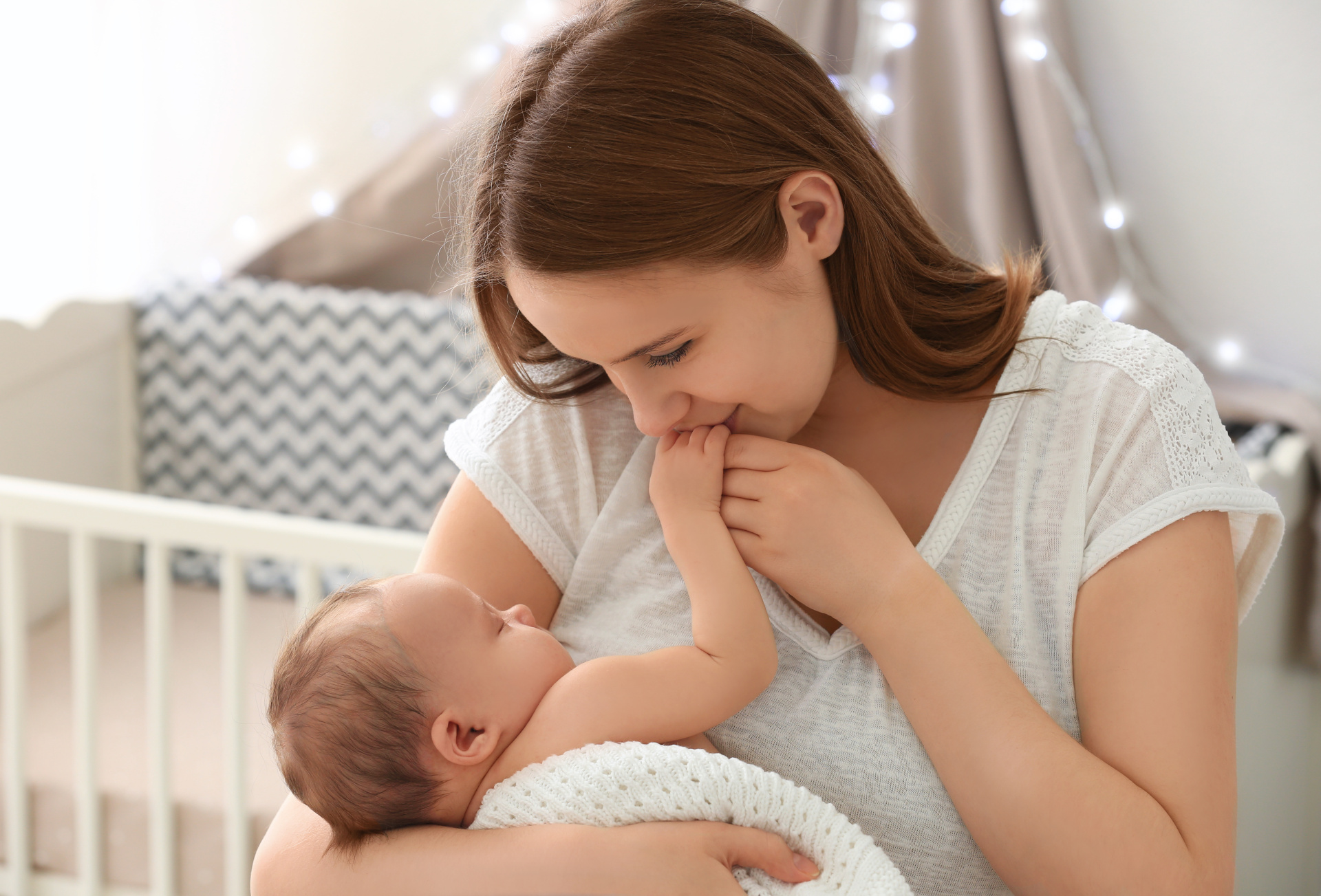 Frau mit Baby Eine Mutter mit ihrem Neugeborenen zuhause.