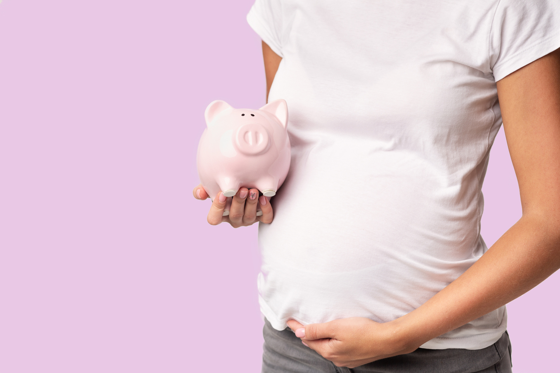 Schwangere Frau mit Sparschwein Eine schwangere Frau hält ein Sparschwein in der Hand.
