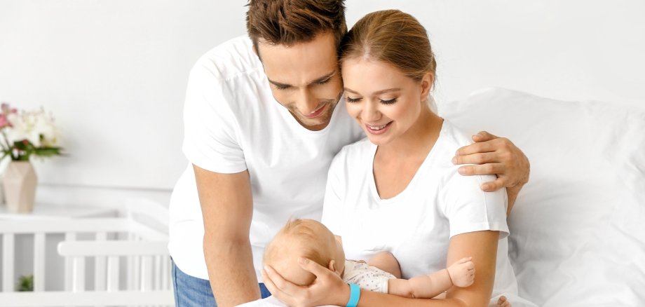 Eltern mit Baby Eine junge Familie.