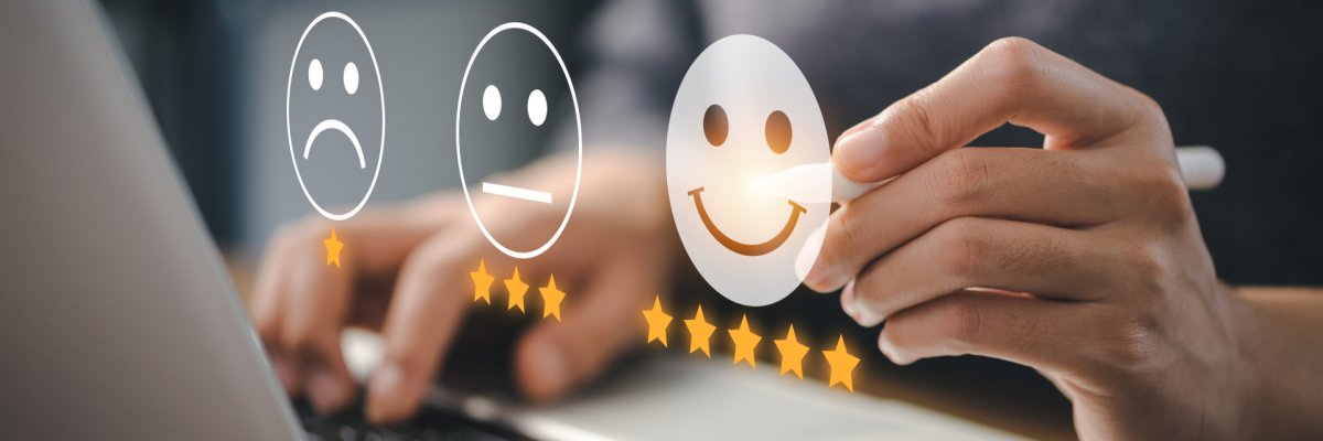 Smileys auf dem Laptop für ein Feedback