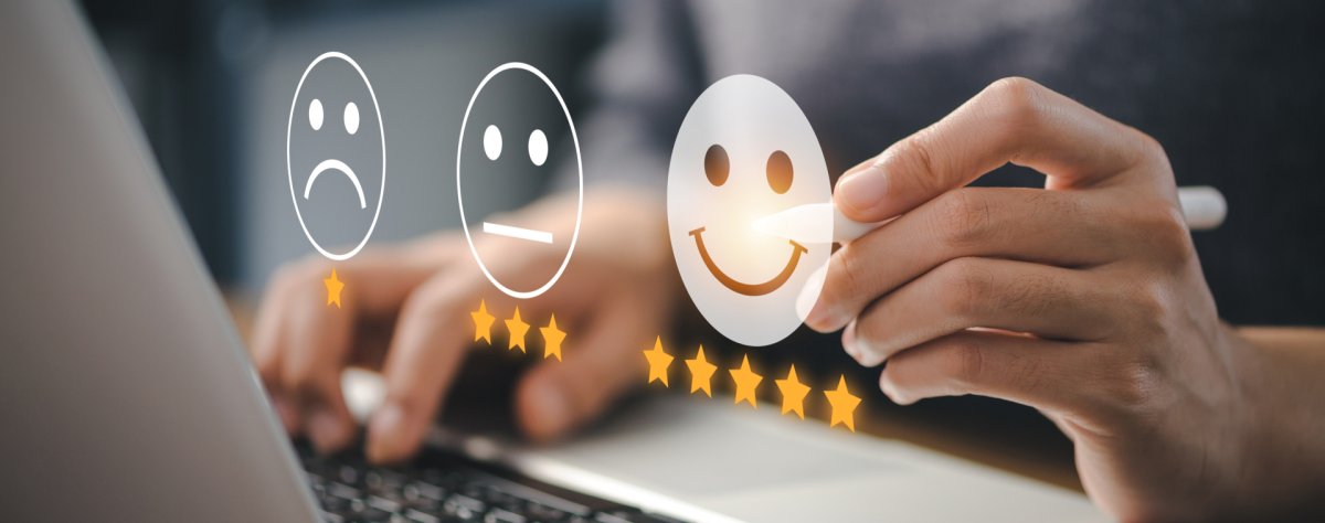 Smileys auf dem Laptop für ein Feedback
