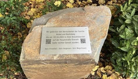 Gedenkstein für die Familie Nickel und Bucksteeg Ein Gedenkstein mit einer Metallplakette, die an die Opfer rechter Gewalt in der Anwaltskanzlei der Familie Nickel und Bucksteeg am 7. Oktober 2003 in Overath erinnert.