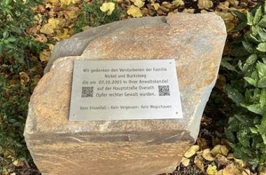 Ein Gedenkstein mit einer Metallplakette, die an die Opfer rechter Gewalt in der Anwaltskanzlei der Familie Nickel und Bucksteeg am 7. Oktober 2003 in Overath erinnert.