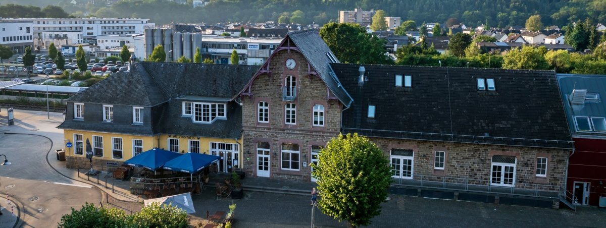 Luftbild Overather Kulturbahnhof und die Stadtmitte