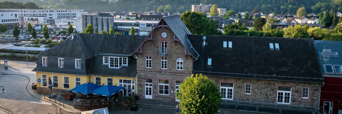 Luftbild Overather Kulturbahnhof und die Stadtmitte