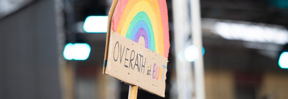 Selbst gestaltetes Schild mit Regenbogen und der Aufschrift „OVerath ist bunt“