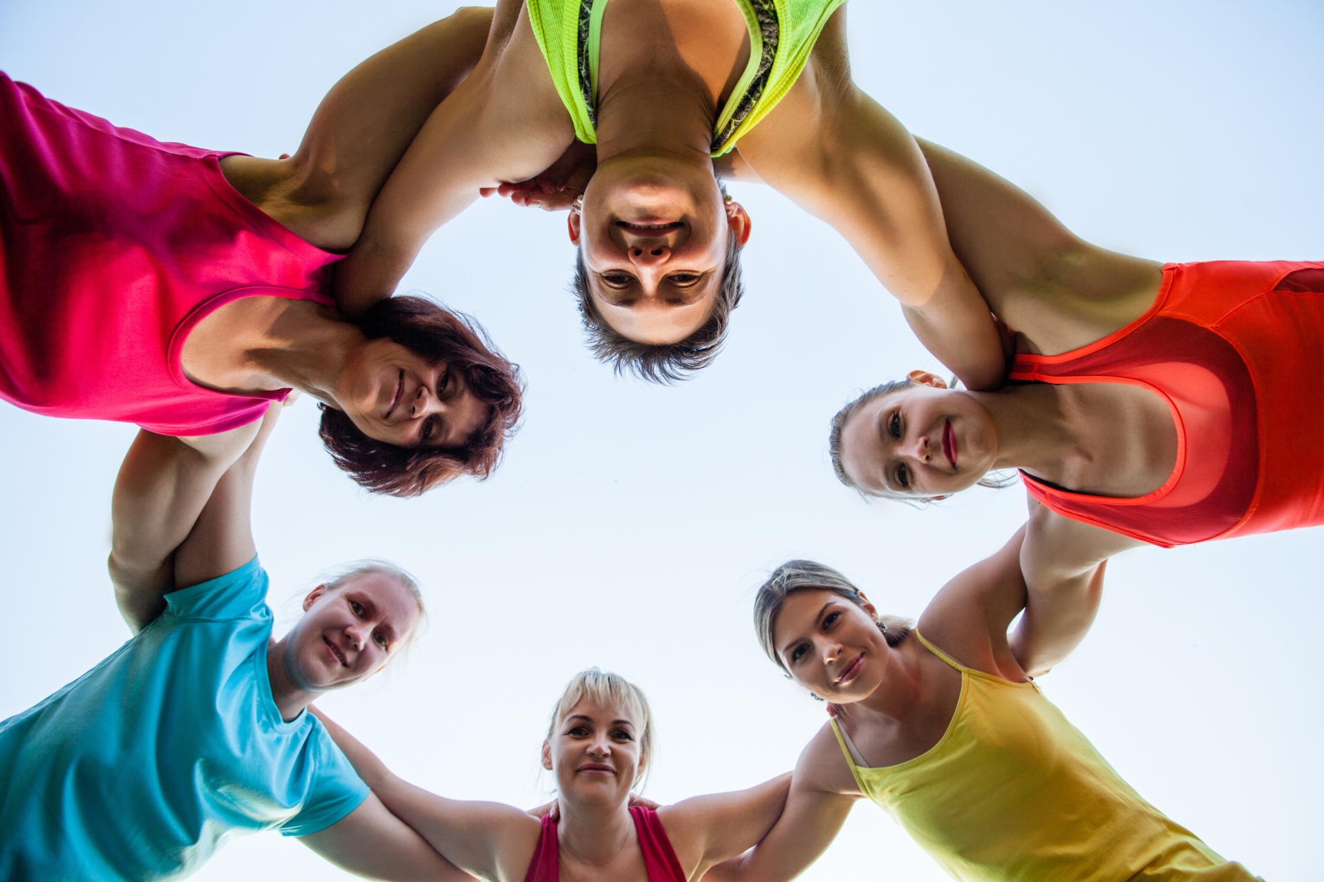 Sportlerinnen die einen Kreis Bilden