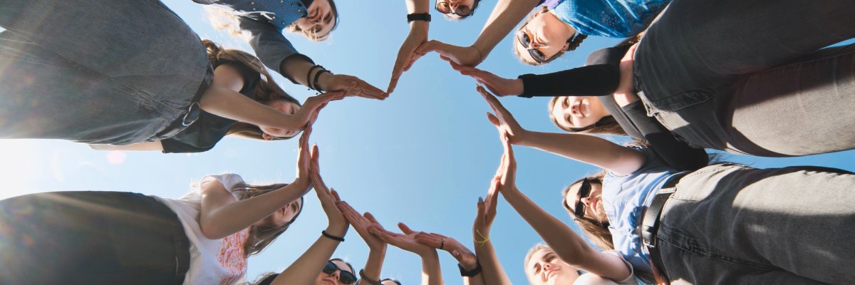 Menschen die mit ihren Händen ein Herz bilden