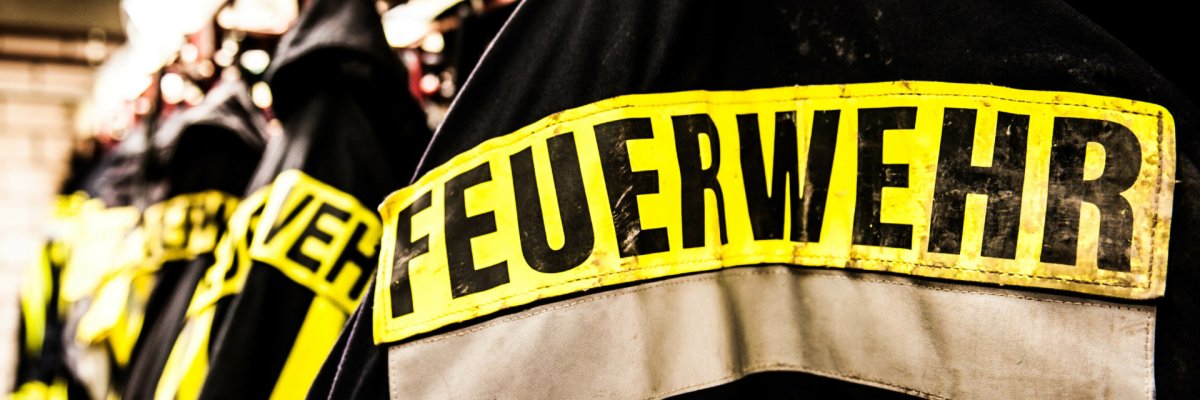 Eine Schutzjacke mit der Aufschrift Feuerwehr