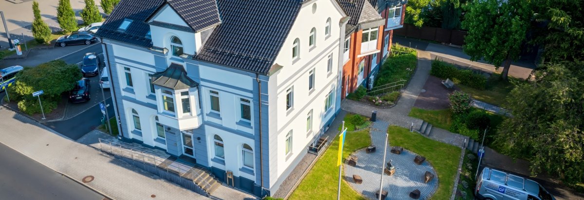 Drohnenaufnahme des Rathauses der Stadt Overath