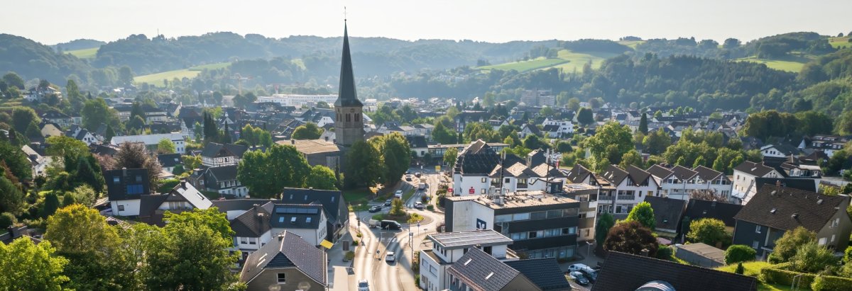 Der Ortskern von Overath aus der Luft.