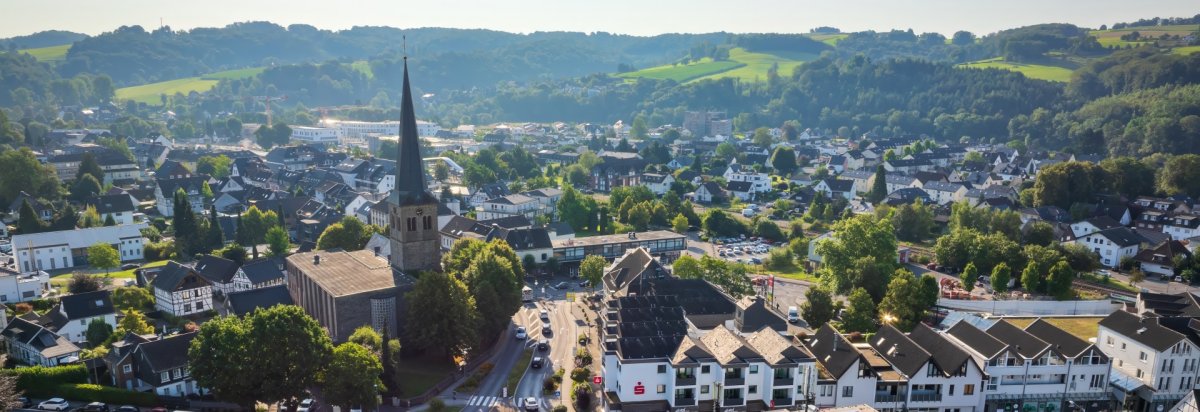 Der Ortskern von Overath aus der Luft.