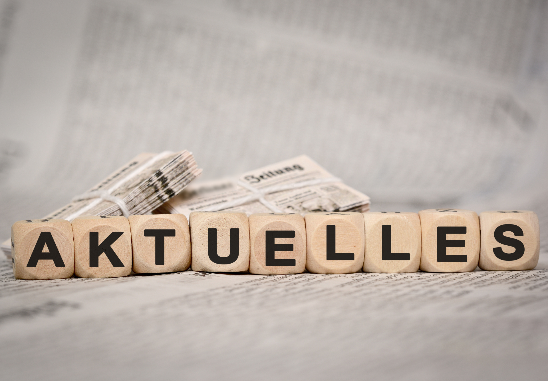 Würfel mit Aufschrift "Aktuelles"