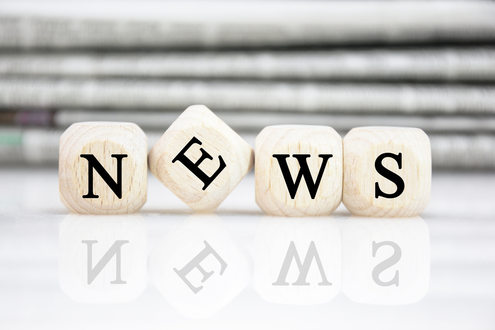 Würfel mit der Aufschrift "News"