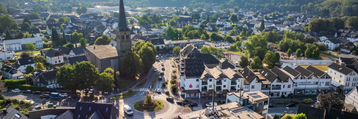 Drohnenaufnahme der Stadt Overath mit Blick auf St. Walburga