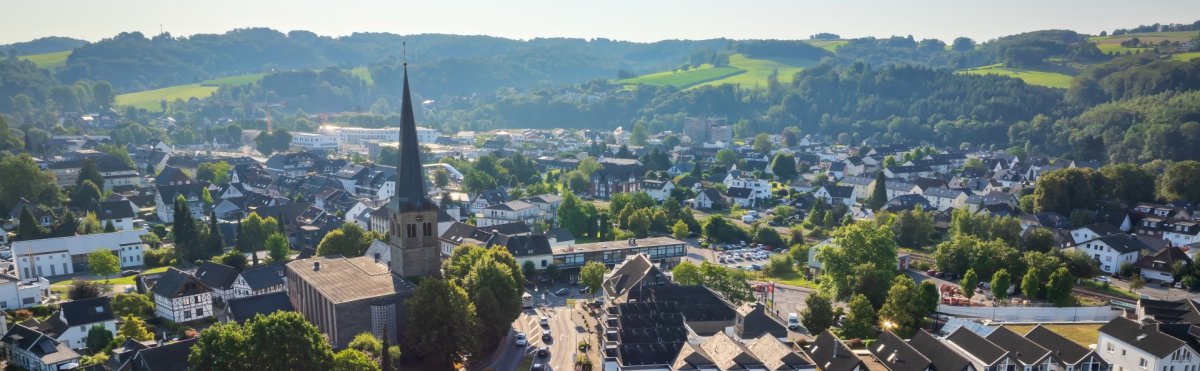 Drohnenaufnahme der Stadt Overath mit Blick auf St. Walburga