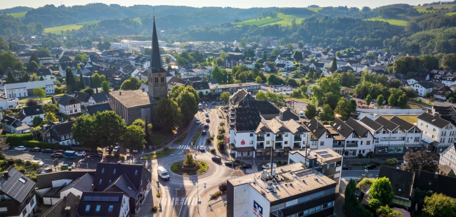 Drohnenaufnahme der Stadt Overath mit Blick auf St. Walburga