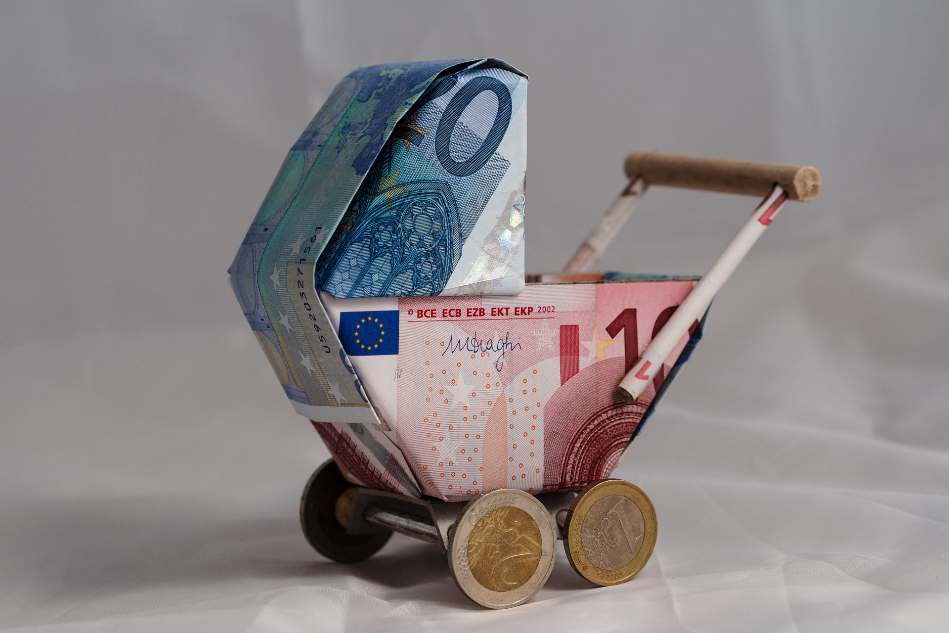Kinderwagenmodell aus Geld Ein Kinderwagen aus Papiergeld gebastelt
