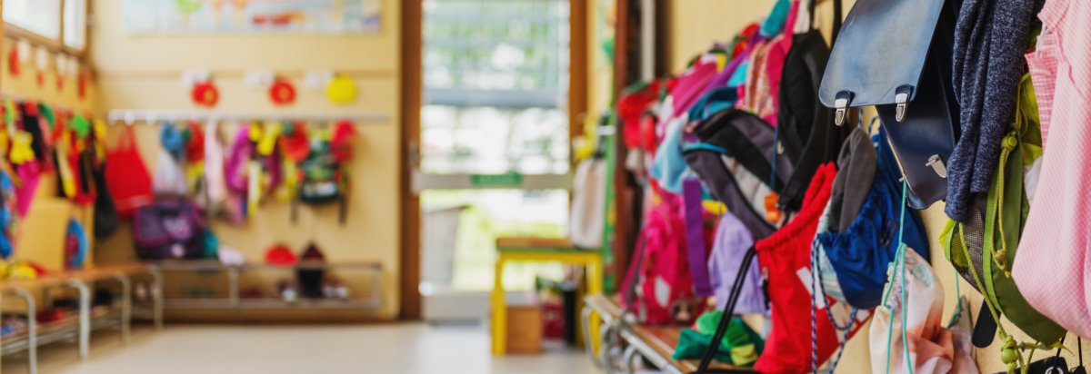 Die Garderobe von einem Kindergarten