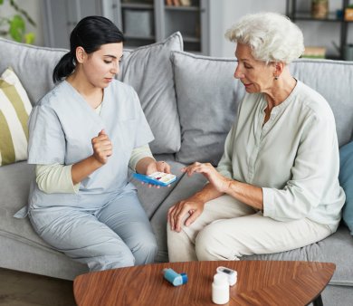 Eine ältere Dame bekommt eine Einweisung in ihre Medikamte